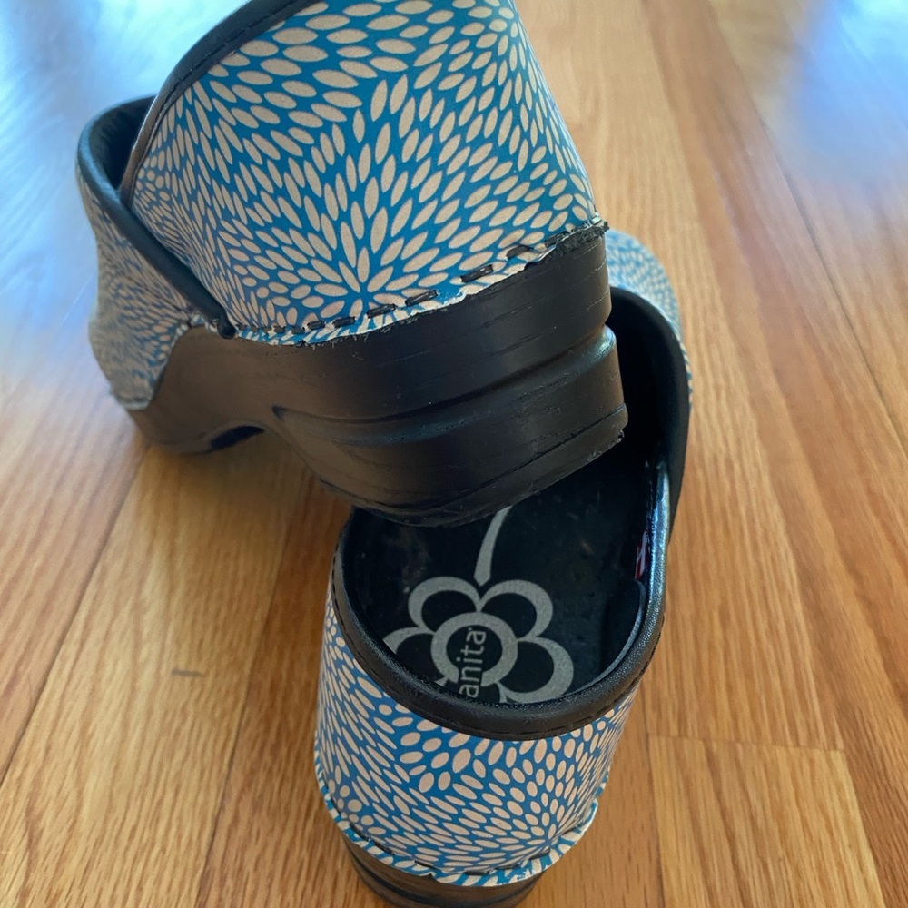 Women's Patterned Clogs - Picture 3 of 5